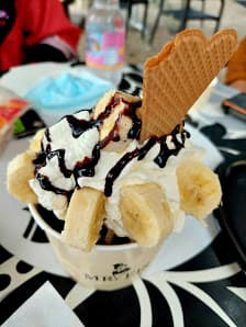 Eisbecher mit verschiedenen Sorten